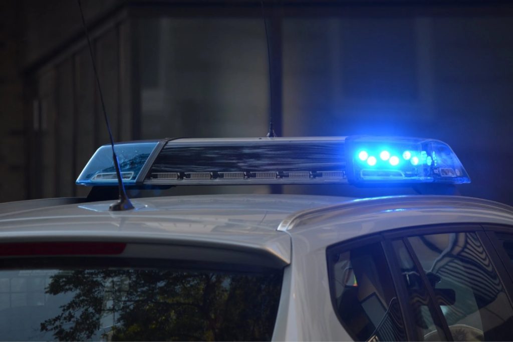 Coche policía con luces encendidas