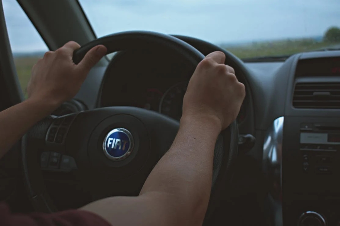 Manos al volante de coche