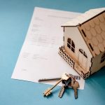 Casita con llaves y documento de estatutos de comunidad de propietarios